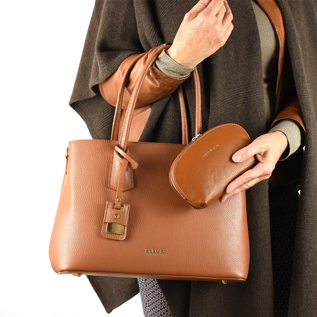 Borsa in vera pelle fatta a mano: come scegliere quella adatta al tuo stile