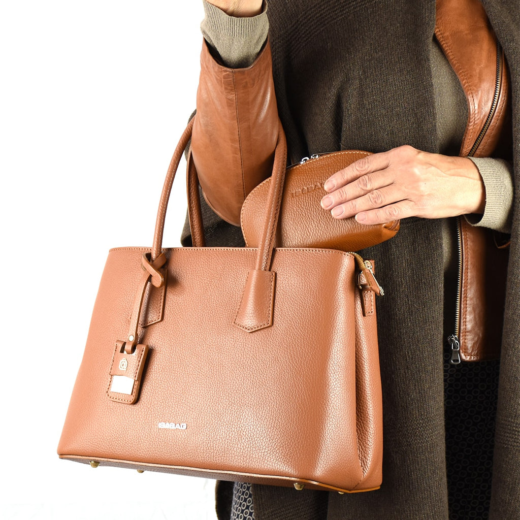 Borsa in vera pelle fatta a mano, ecco come riconoscerla